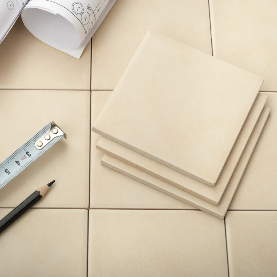 Carrelage beige avec échantillons, mètre et plan pour projet de pose