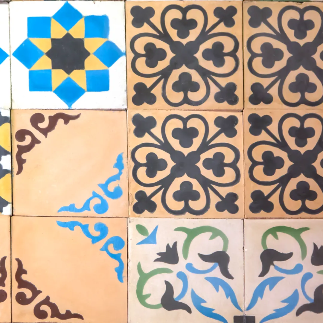 Carreaux de ciment à motifs colorés traditionnels